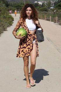 网红女拍照吃瓜图片,揭秘幕后美食诱惑